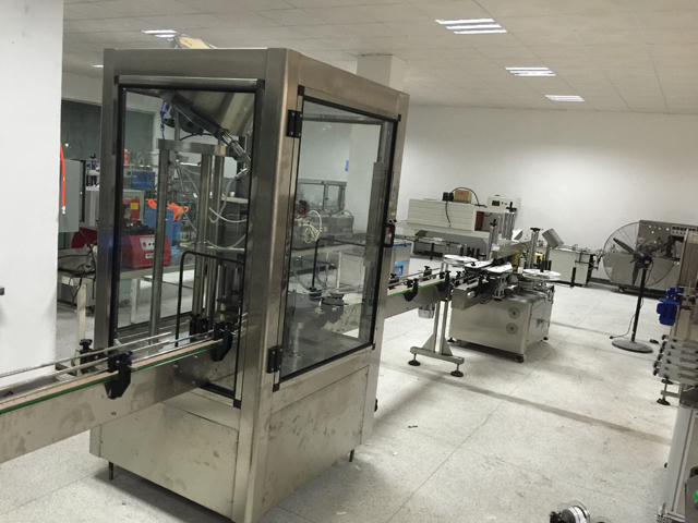 etiketteringsmaskin capping line.jpg