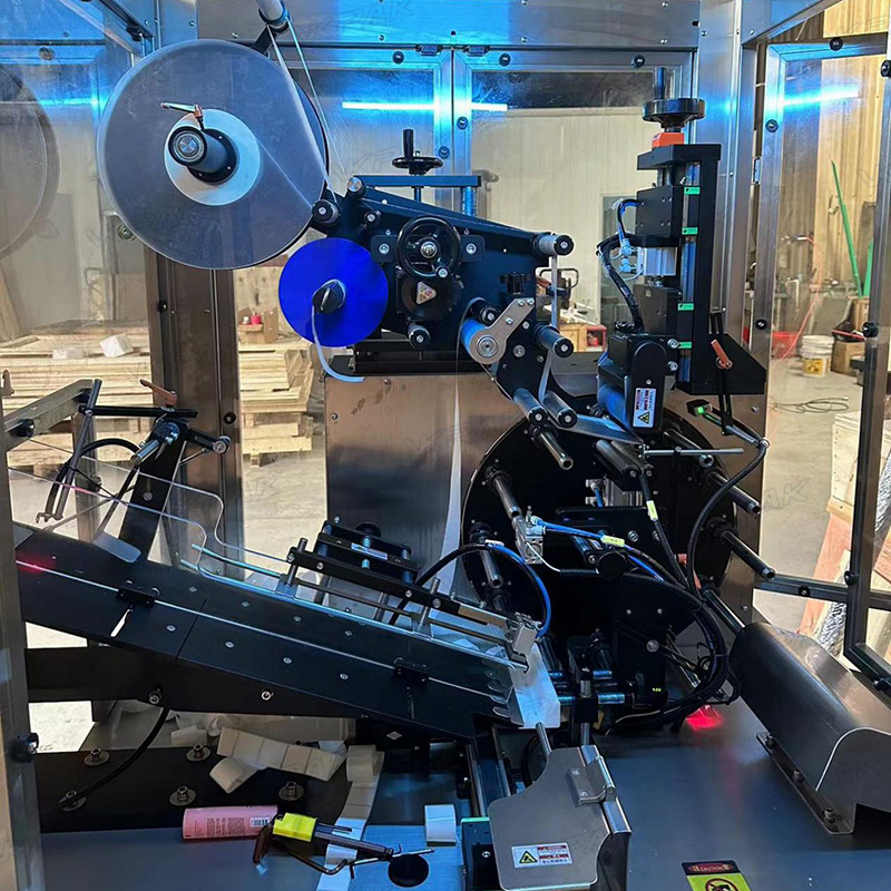 Automatisk etiketteringsmaskin för mjuka plaströr med rörmatningssystem