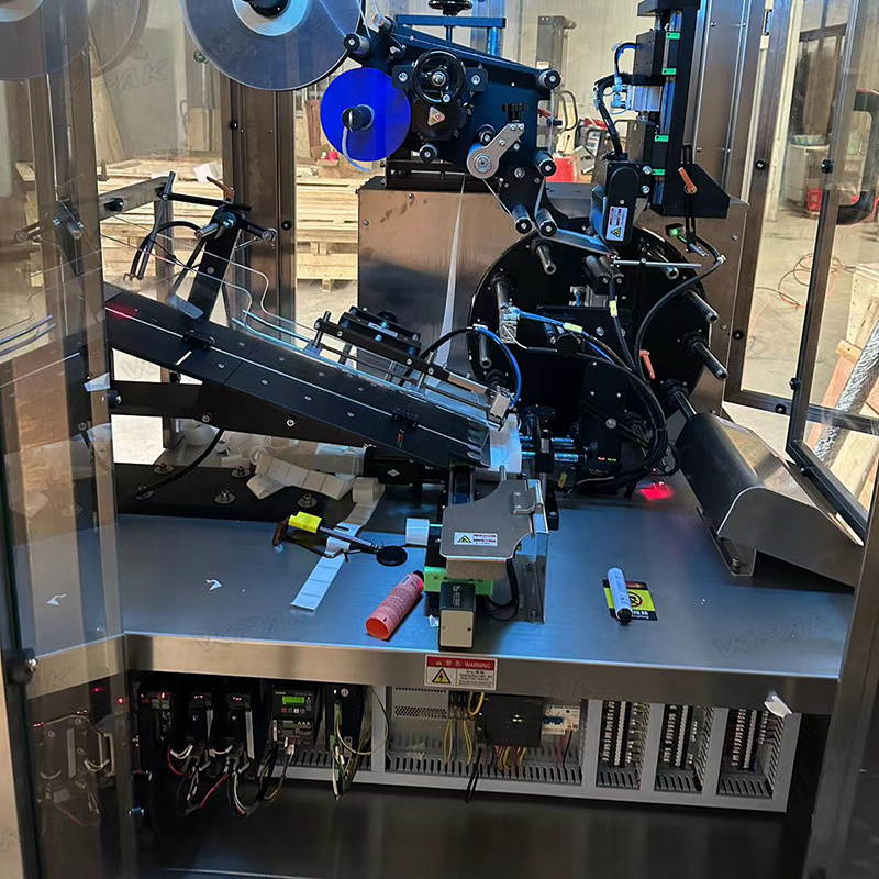 Automatisk etiketteringsmaskin för mjuka plaströr med rörmatningssystem