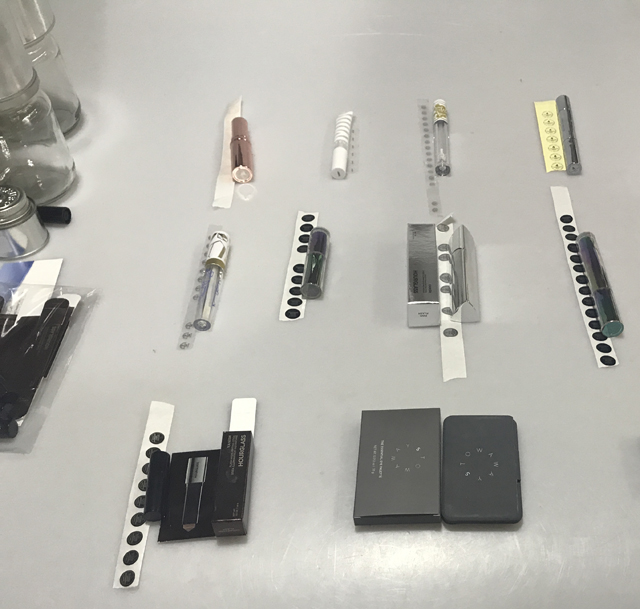 etiketter och läppstift kosmetiska produkter.jpg