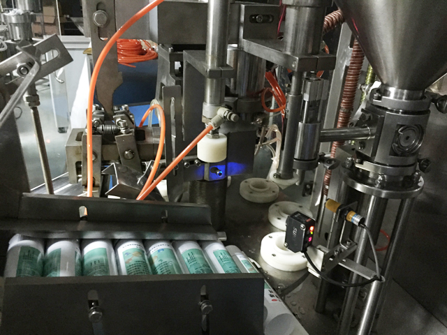 tubes holding feeding system automatiskt rörmatningssystem för fyllning tätning.jpg