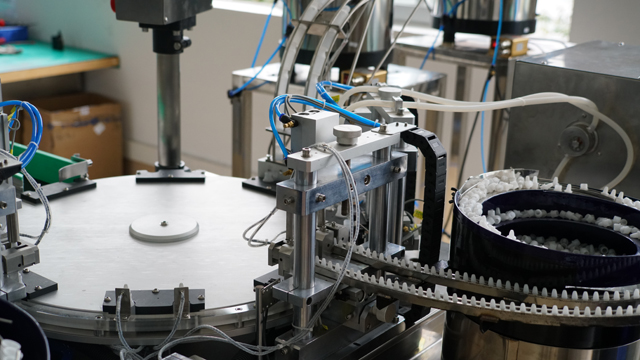 ROTARY fylla vätska i plastflaskor.jpg