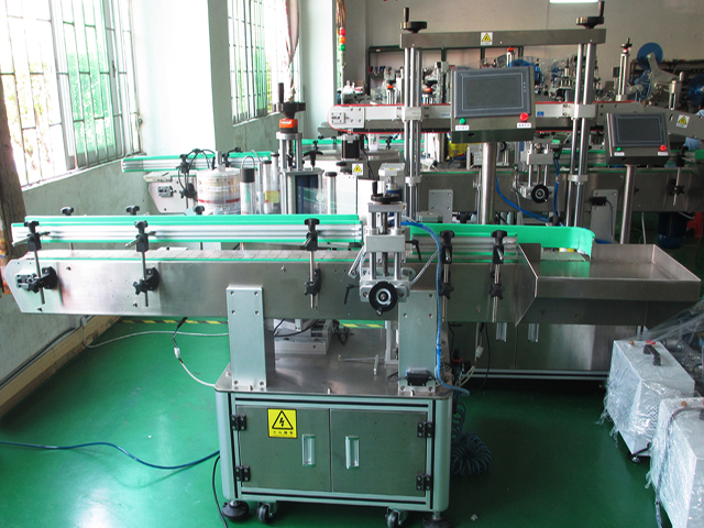 labeling machine with positioning system MÄRKNING UTRUSTNING BOTTLES PLC.jpg