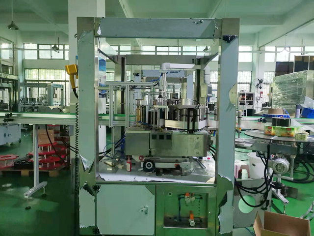 smältlimsetiketter machine.jpg