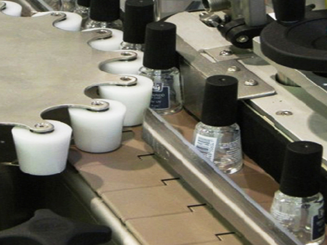 flaskor med roterande stjärnhjul för etikettering.jpg