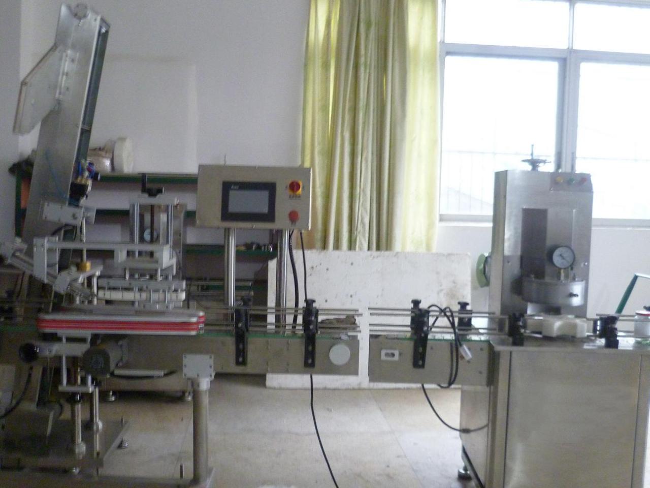 vacuum capping machine with cap placement vakuumlock för glasburk.JPG