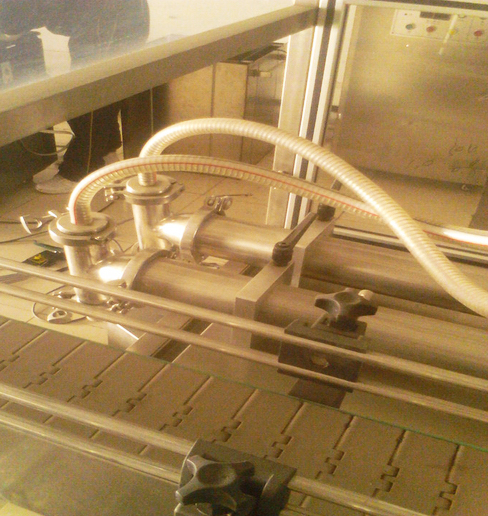 påfyllningsmaskin dubbla huvuden utrustade med automatic.jpg