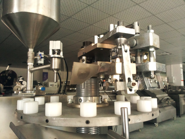 metal tubes filling folding machine tubfyllning tätningsmaskiner i lager.jpg