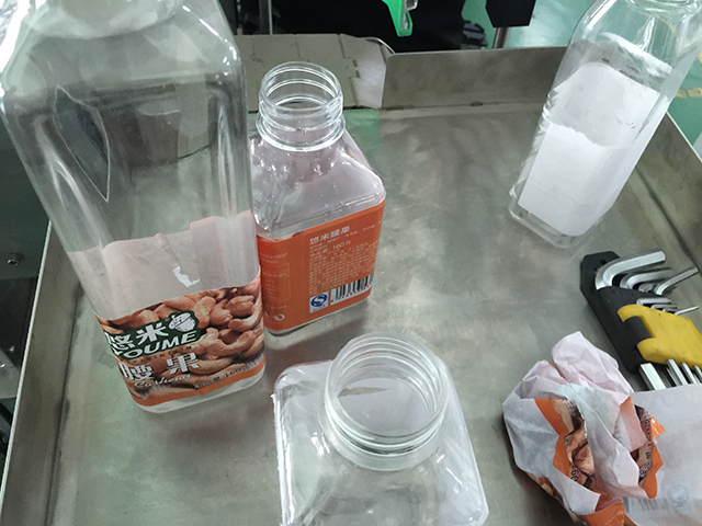 PLATTA FLASKAR etiketteringsmaskin rullar med etiketter (2).jpg