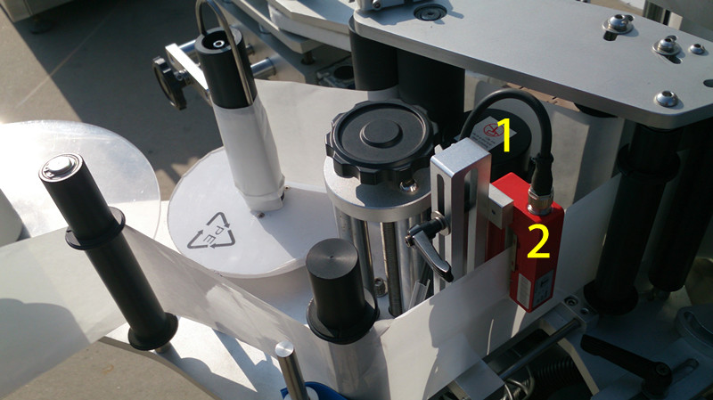 labeling machine for E liquid small bottles märkning för E liquid close pictures.jpg