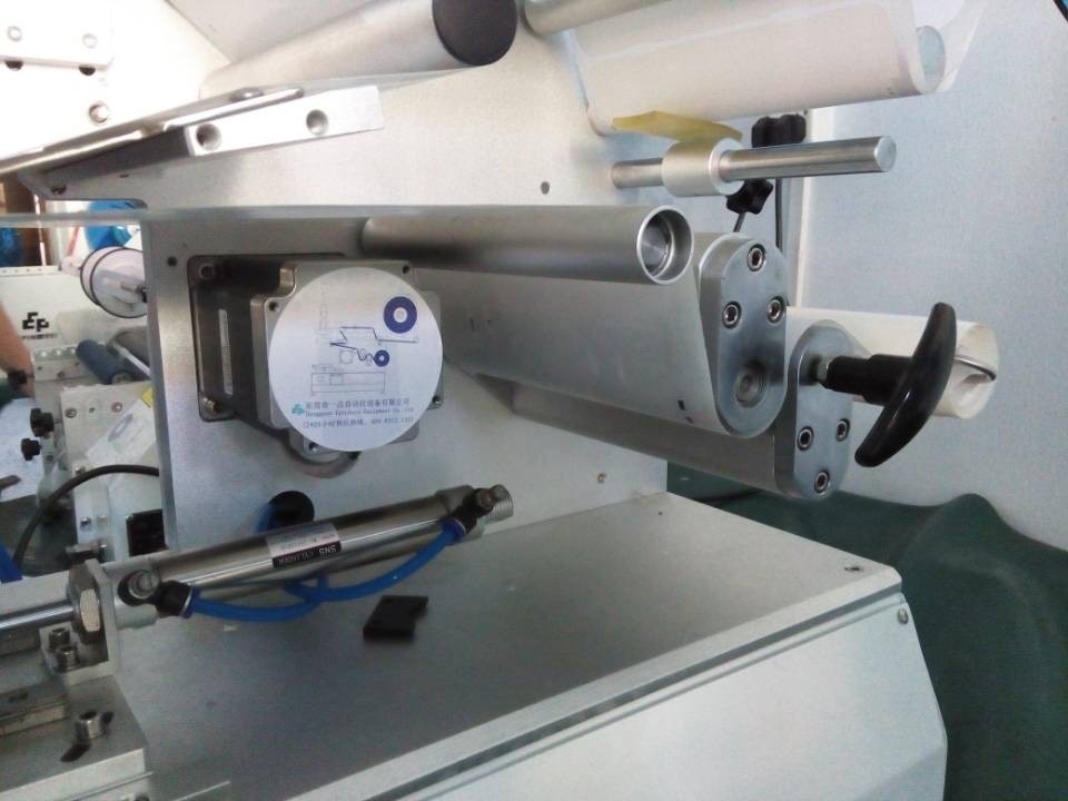 close shot for labeling machines halvautomatiska rullande etiketteringsmaskiner.