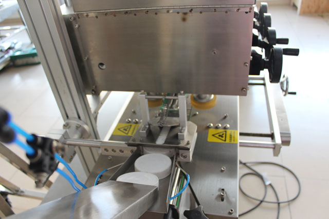 kapslingsmaskin med lyft (1).JPG