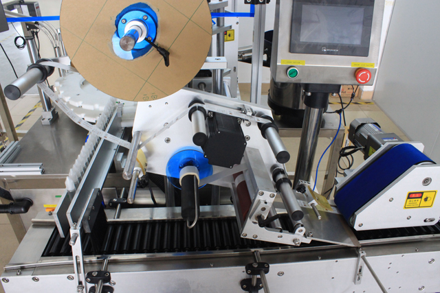 rolling bars from horizontal labeling machine synkront bälte för rullande flaskor.jpg