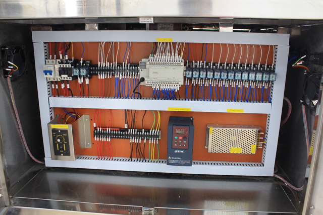 horizontal small bottles labeling machine picture horisontell etikettmaskin faktisk bild.jpg