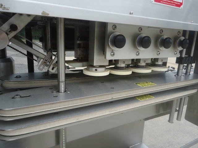 high speed linear screw capping machines höghastighetsskruvkapsel.jpg
