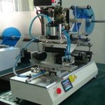 Pneumatisk platta fyrkantiga runda flaskor Rullande etiketteringsmaskin med kodare