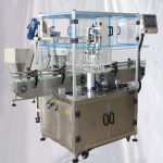 Roterande utrustning för kapslar för juiceflaskor i plast med lock Hissmatare