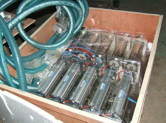 4-huvuden fyllningsmaskin i trälåda.jpg