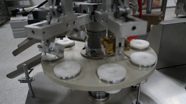 halvautomatisk tubfyllare tätning line.jpg