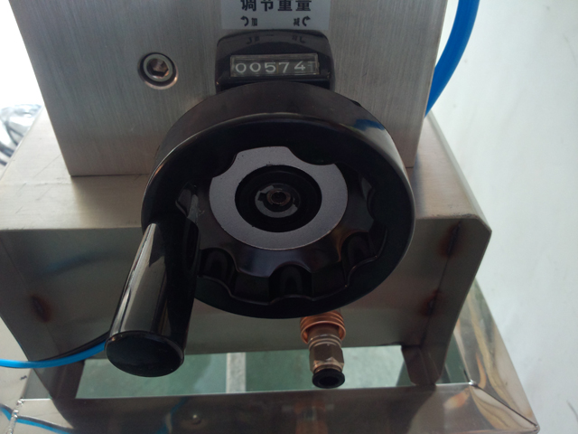 liquid filling machine semi automatic Schampofyllningsutrustning.jpg