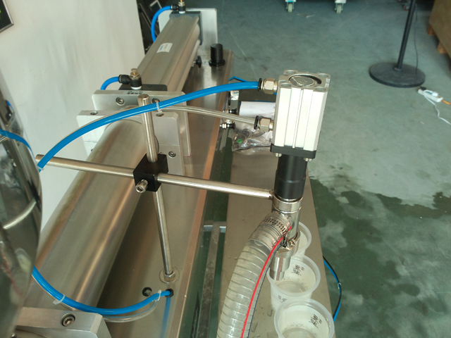 liquid filling machine for lotion shampoo cream Schampofyllningsutrustning.jpg