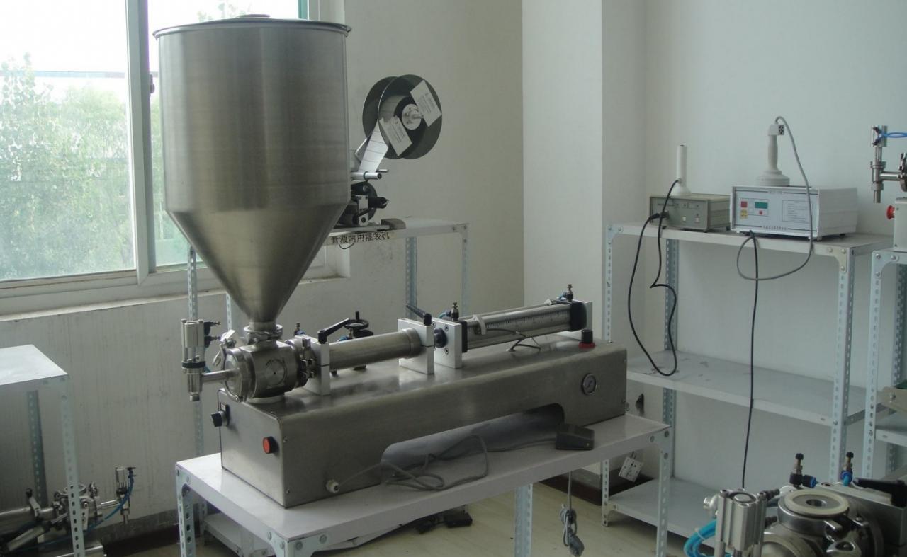 liquid paste filling machine with vertical hopper ENKEL HUVUD MED BEHÅLLARE FYLLNINGSMASKIN.jpg