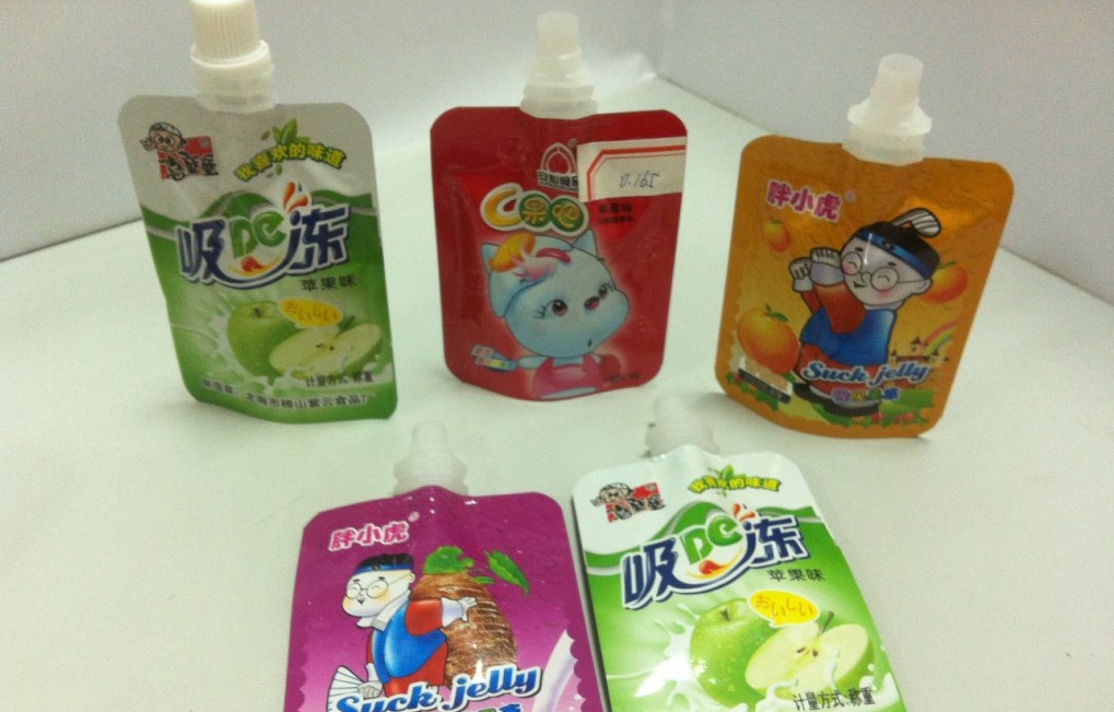 stand up bags for filling pippåsar med ett huvud som fylls med tratt .jpg