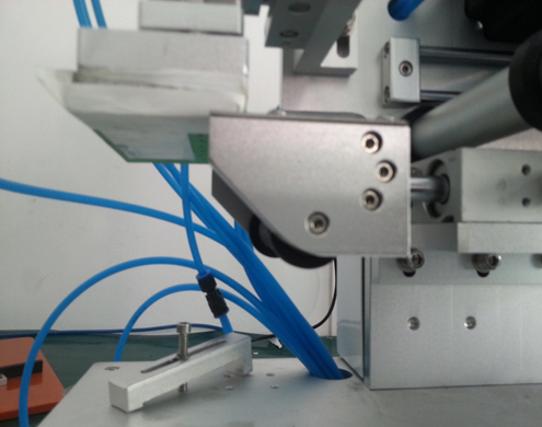 semi automatic flat bottles labeling equipment platt etiketteringsmaskin med PLC avancerad (2).jpg