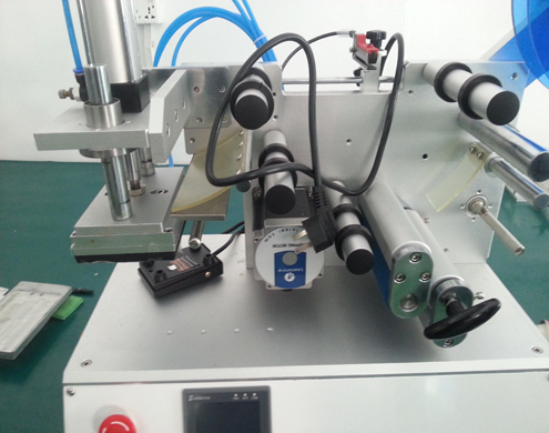 flat surface labeling equipment semi automatic etikettutrustning för platt yta (3).jpg