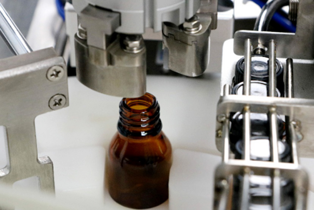 oljeflaskor fyllningsmaskin tabletop.jpg