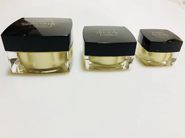 fyrkantiga svarta burkar för förslutning av lock